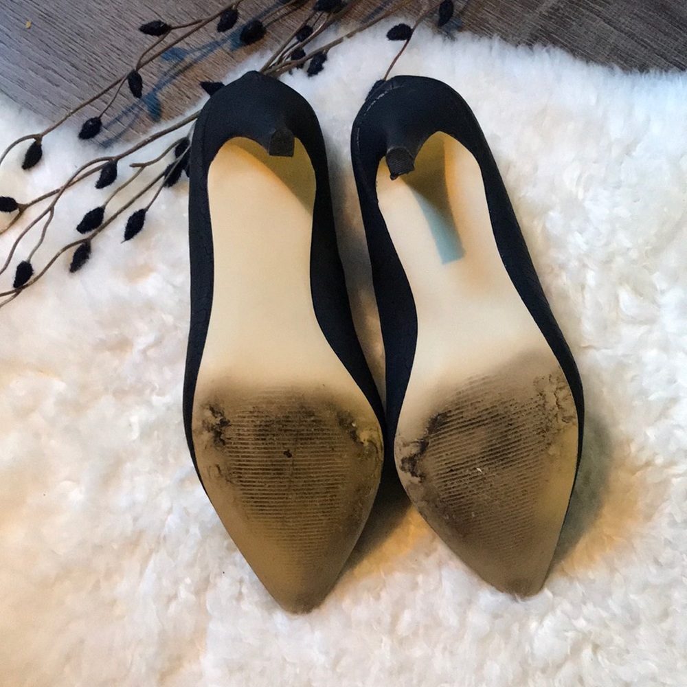 Black Snakeskin Patterned Pumps - image 5